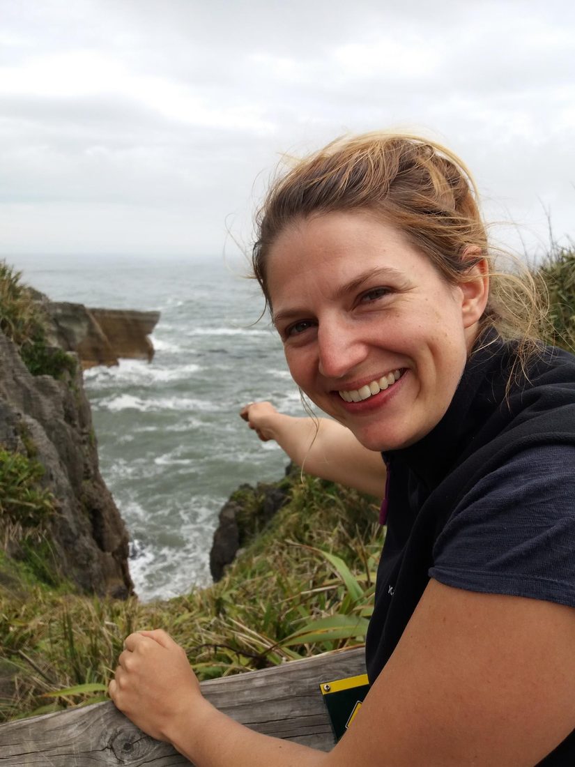 Nathalie Sameli lächelt an einer felsigen Küste